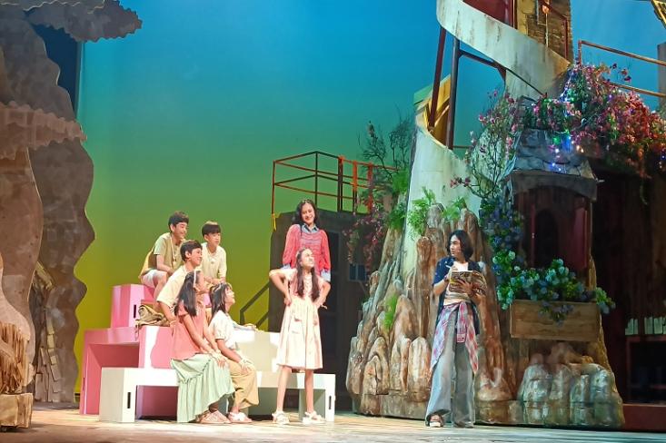 Salah satu adegan pementasan Musikal Perahu Kertas pada 30 Januari 2026 lalu di Ciputra Artpreneur Jakarta, pementasan ini akan berlangsung hingga 15 Februari 2026 dengan total 21 pertunjukan (Foto: Efa)