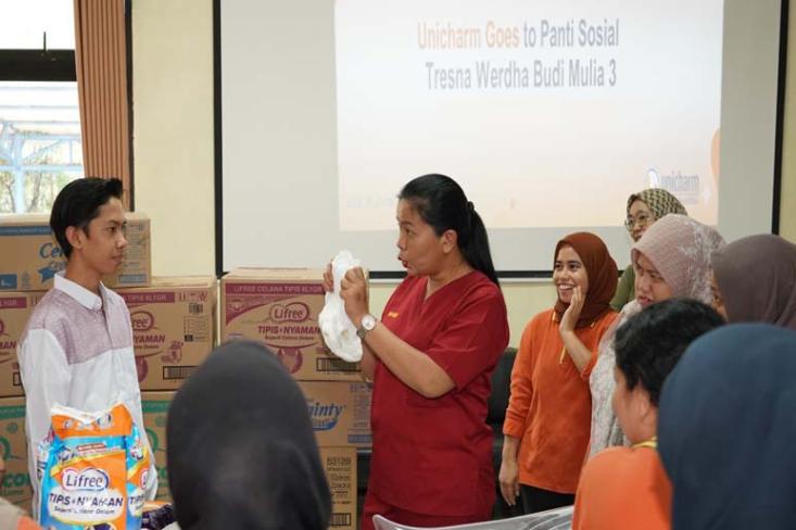Lewat kegiatan Unicharm Goes to Elderly Facility memberikan edukasi perawatan lansia kepada para caregiver di Panti Sosial Tresna Werdha Budi Mulia 3, Jakarta Selatan (Foto : Ist)