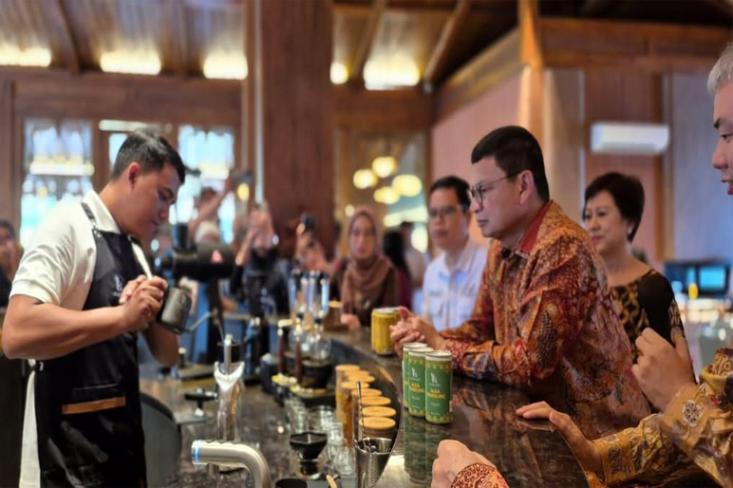 Prof. dr. Taruna Ikrar, M.Biomed., MD., Ph.D., Kepala BPOM RI didampingi Jony Yuwono, Founder & Director PT Acaraki Nusantara Persada menyaksikan langsung seorang Acaraki meracik jamu layaknya Barista di kafe. Foto: Ist