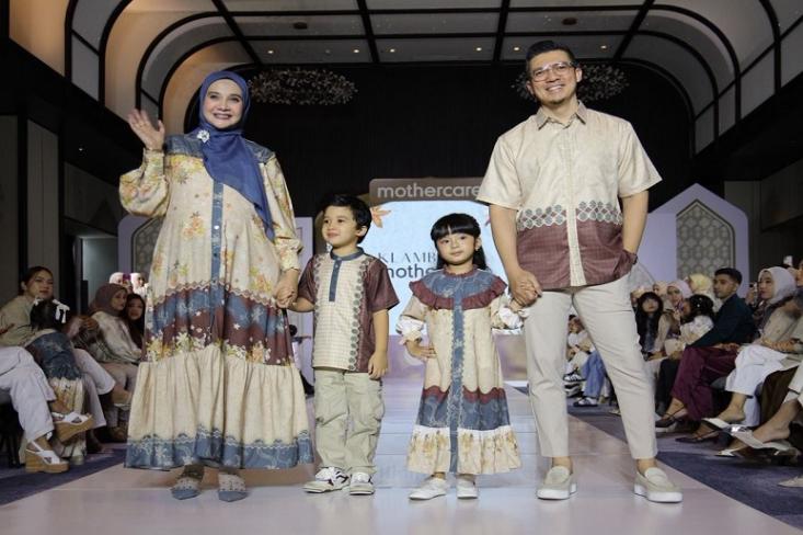 Zaskia Sungkar bersama sang suami, Irwinsyah dan anak-anaknya dalam Mothercare Ramadan Fashion Show dan peluncuran kampanye Ramadan Bersama Lebih Berarti di Jakarta (7/1) Foto: Ist