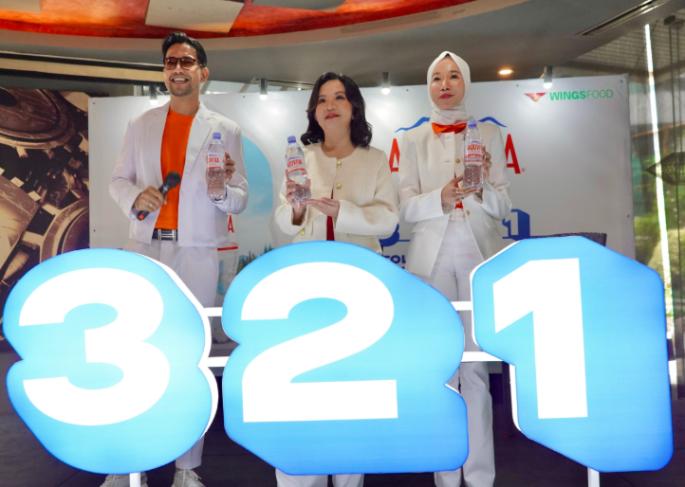 (ki-ka) Host, dr. Cut M.Gizi, SpGK, FINEM, AIFO-K,CSNC, CHt., Dokter Spesialis Gizi Klinik, dan Devi Chrisnatalia selaku Senior Brand Manager AQUVIVA dalam peluncuran kampanye panduan hidrasi 3-2-1 di Kimaya Slipi Jakarta (12/2) Foto: Efa
