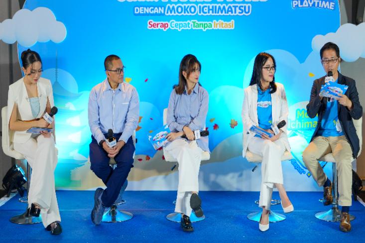 (ki-ka) dr. Herbowo Soetomenggolo, SpA(K), Sabrina Anggraini (Content Creator), Sylvia Kuntjoro (Head of Marketing PT. Oji Indo Makmur Perkasa) dan Shintaro Mita (Executive Advisor PT Oji Indo Makmur Perkasa) dalam talkshow di Jakarta (13/2)