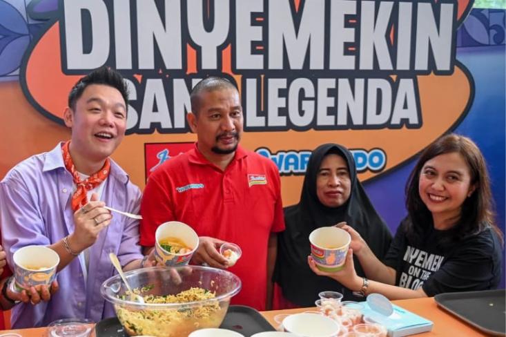 Ki-ka: Steven Wang (Food Enthusiast dan Content Creator), Bang Agem, Bu Siti, dan Cherie Anisa Nuraini, Senior Brand Manager Indomie PT Indofood CBP Sukses Makmur Tbk. Foto: Ist