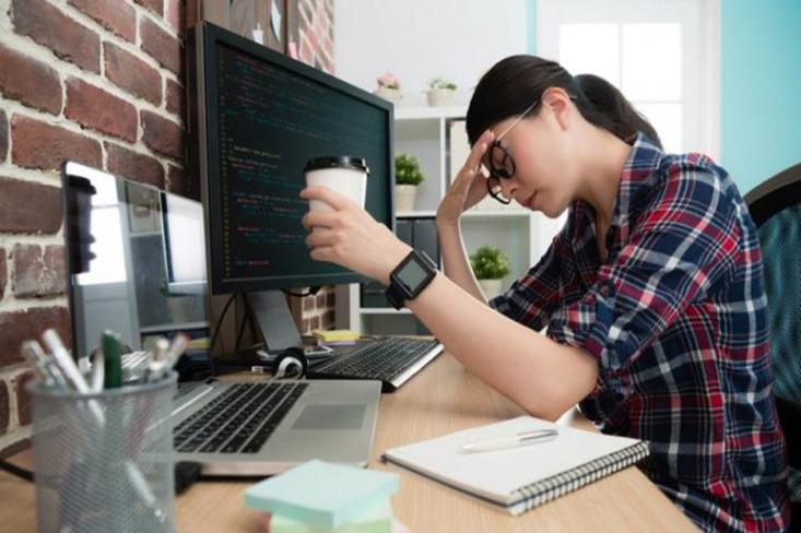 Menatap layar terlalu lama, bisa menimbulkan Computer Vision Syndrome (CVS) dengan gejala mata kering, perih, dan penglihatan buram. Foto: Ist