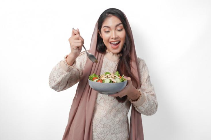 Pada kehamilan sehat, penelitian menunjukkan puasa umumnya tidak berdampak signifikan terhadap berat lahir atau kondisi janin jika asupan nutrisi tetap tercukupi. Foto: Ist