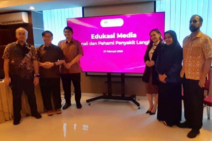 Ki-ka: dr. Nikko Darnindro, Sp.PD, K-G.E.H, FINASIM; dr. Feddy; dr. Rabbinu Rangga Pribadi, SpPD KGEH; dr. Dina Nilasari, Ph.D, Sp.PD, K-GH; dr. Hayatun Nufus, Sp.PD, K-HOM, FINASIM; dan Dr. dr. Gurmeet Singh, Sp.PD, K-PMK, FINASIM. Foto: Novi