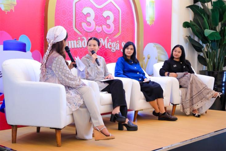 Ki-ka: MC, Amelia Tediarjo (Head of Business Growth & Operations, Lazada Indonesia), Meinar Dyan Muslimah (E-Commerce Business Acceleration Lead, ParagonCorp), dan I Dewa Ayu Ratih Utami (E-Commerce Management Lead, Klamby). Foto: Ist
