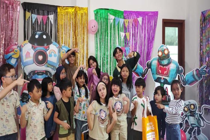 Para reporter cilik berfoto bersama Messi dan Echa pemeran Pelangi di film Pelangi di Mars (Foto : Retno)