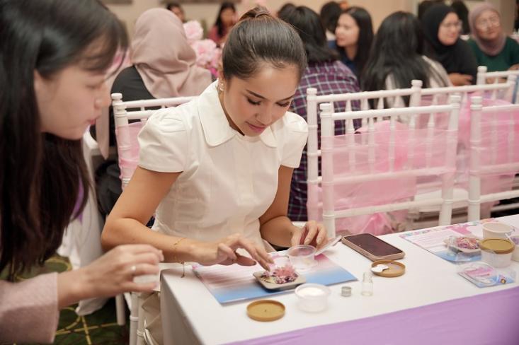 Keseruan momen scent wax workshop pada peluncuran SoKlin Eau de Parfum di Jakarta (27/2) Foto: Ist
