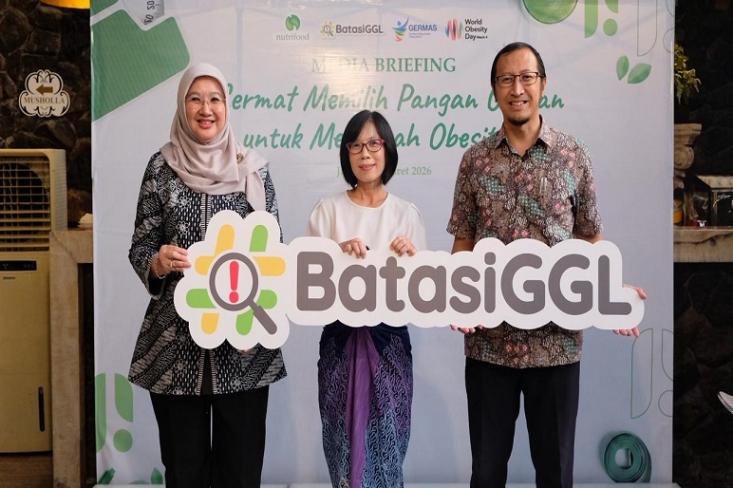 (ki-ka) Dr. Siti Nadia Tarmizi, M.Epid (Direktur P2PTM Kemenkes RI), Susana S.T.P., M.Sc., PD.Eng (Head of Strategic Marketing Nutrifood) dan Dr. Puspo Edi Giriwono, STP., Magr. (Direktur SEAFAST Center IPB)