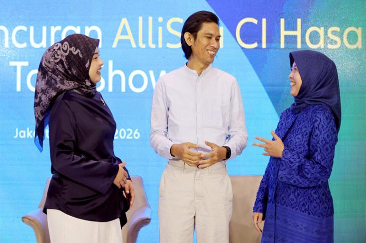 Ki-ka: Widya Prima, Financial Planner; Tria Ramadhani, Vokalis Grup Band The Changcuters; dan Rina Triana, Head of Product Allianz Life Syariah Indonesia. Foto: Ist