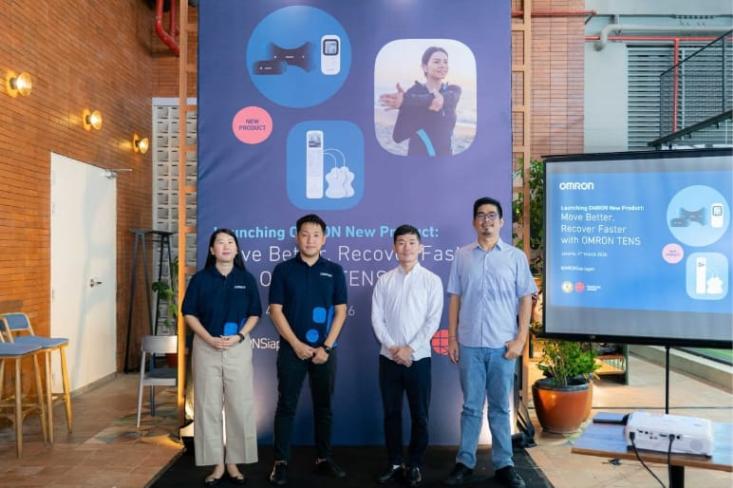 Ki-ka: Fanny Himawan, Marketing Manager OMRON Healthcare Indonesia; Tomoaki Watanabe, Direktur OMRON Healthcare Indonesia; Kosaku Shiobara, Presiden Direktur PT Heisei Internasional Indonesia; dan Dr. Ega Jaya, Spesialis Kedokteran Fisik dan Rehabili