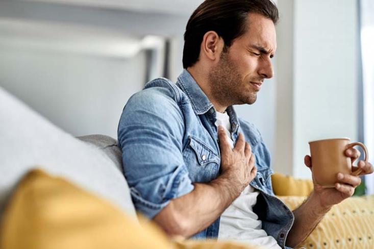 Gejala penyumbatan jantung dapat bervariasi, tergantung pada tingkat keparahan penyumbatan, namun beberapa kondisi yang perlu diwaspadai adalah nyeri dada, sesak napas, nyeri menjalar, berkeringat dingin dan mual (Foto : Ist)