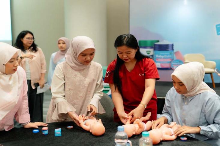 Vicks Baby Balm yaitu balsem yang diformulasikan khusus untuk bayi membantu menciptakan rasa nyaman melalui sentuhan dan pijatan lembut, terutama saat bayi mulai rewel dan membutuhkan perhatian ekstra (Foto : Ist)