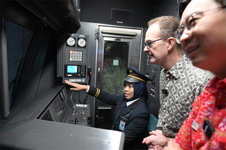 Amelia Khairani Sutrisno (UK Alumni MRT Driver) bersama Dominic Jermey (UK Ambassador to Indonesia) dan Summer Xia (Country Director, British Council) di kabin Masinis MRT, Kamis (05/03/2026) di Jakarta. Foto: Ist