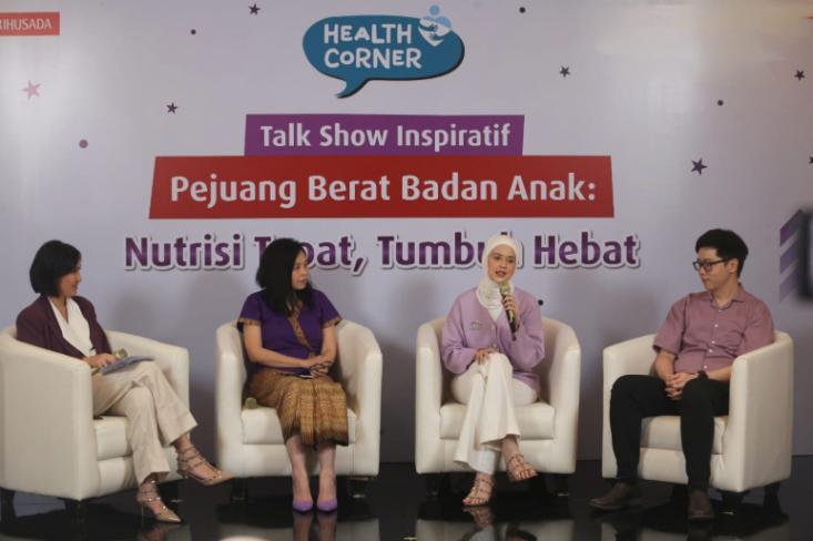 (ki-ka) Master of Ceremony, Angelia Susanto (Healthcare Nutrition Marketing & Strategy Director, Sarihusada), Cut Meyriska (Aktris/Influencer), dan Dokter Spesialis Anak, dr. Ian Suryadi Suteja, M.Med.Sc., Sp.A 