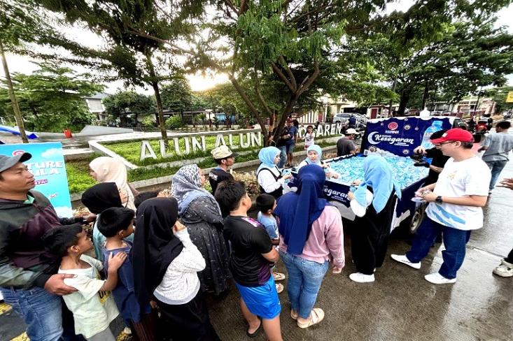 Program Berbagi Kesegaran Berbagi Kebahagiaan  kembali hadir di delapan kota besar Indonesia untuk menjangkau lebih banyak masyarakat  serta memperkuat makna kebersamaan dan kebaikan di bulan Ramadan (Foto: Ist)