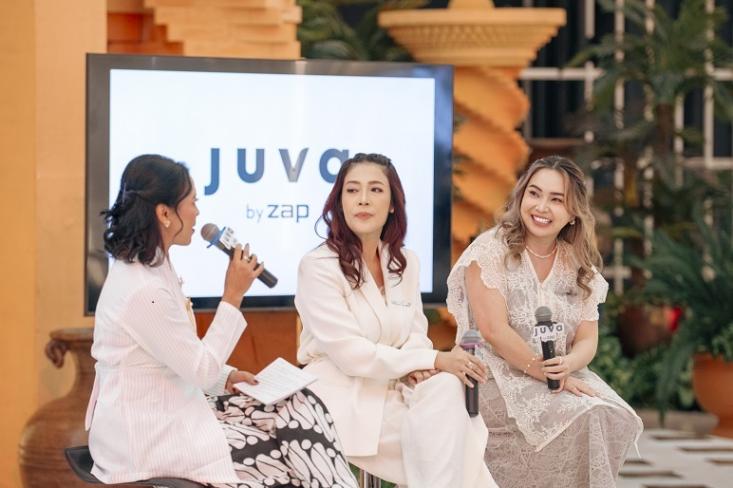 dr. Dara Ayuningtyas, Chief Clinical Officer ZAP (tengah) dan Feriani, Chief Marketing Officer ZAP dalam perayaan 10 tahun program Cantik Saat Lebaran sekaligus Aksi Kebaikan untuk Indonesia Timur di Jakarta (6/3) 