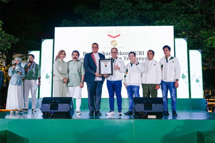 Perwakilan PT Sasa Inti menerima penghargaan Rekor MURI atas penyajian 1.447 porsi opor ayam dalam rangkaian kegiatan Sasa OPORasi. Foto: Ist