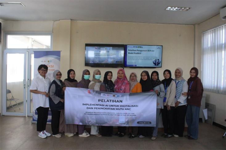 Para bidan dari Puskesmas Montong Betok sedang melakukan uji coba OCR dan AI Prediktif (Summit Institute for Development). Foto: Ist