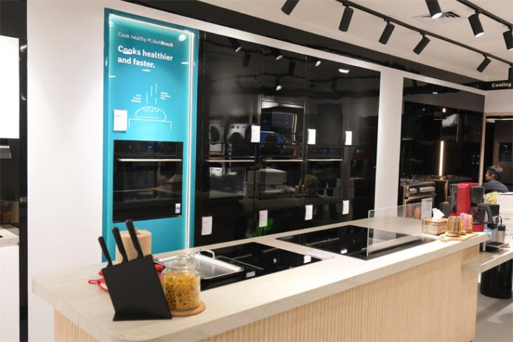 Kini sejumlah perangkat dapur hadir dengan fungsi yang lebih beragam dalam satu alat, misalnya oven yang juga dilengkapi fitur air fryer. Foto: Ist