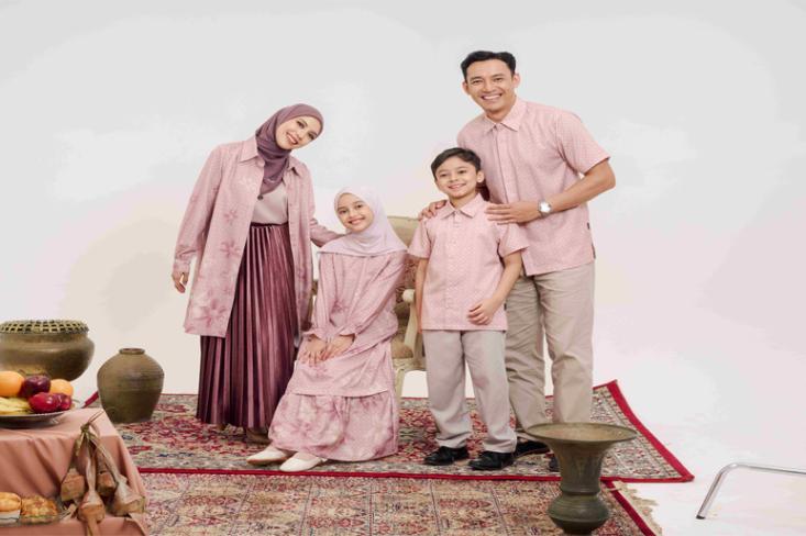 Dirancang untuk ayah, ibu dan anak, koleksi ini siap menemani perayaan Idulfitri keluarga dengan tampilan yang selaras sekaligus bermakna. Foto: Ist