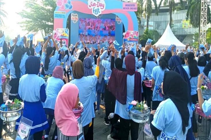 Acara Royale by SoKlin Sun Day Fest mengundang 1000 wanita aktif untuk beraktivitas olahraga di luar ruangan dan melakukan experience perendaman pakaian dengan pelembut pakaian teknologi UV serum (Foto: Efa)