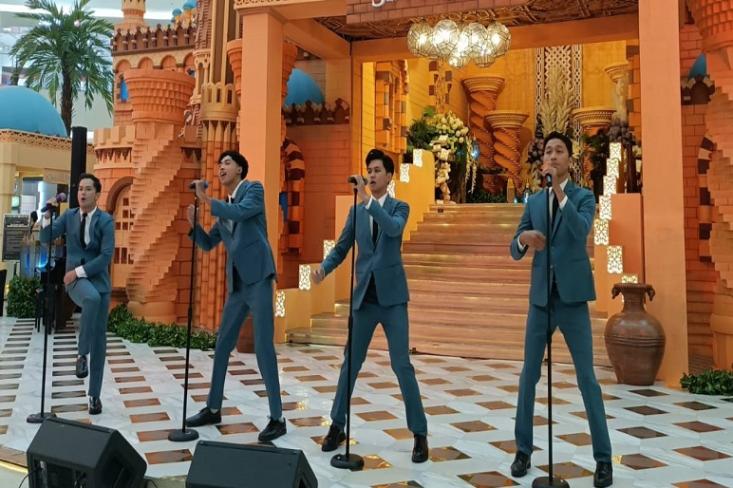 Para pemain musikal Jersey Boys (ki-ka) Andikara Aliyumnu, Pemeran Frankie Valli; Ghatfaan Rifqi Erwin Putra, Pemeran Bob Gaudio; Nabil Pawaka, Pemeran Tommy DeVito; Ray Paulus, Pemeran Nick Mass (Foto: Efa)