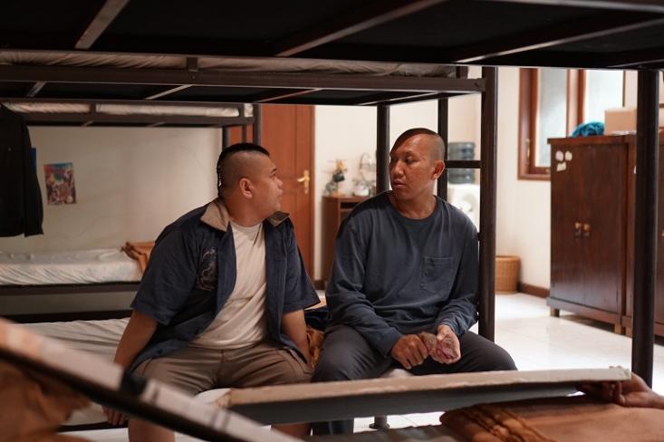 (ki-ka) Lolox sebagai Bonar, dan Oki Rengga sebagai Rambo dalam film Tiba-Tiba Setan bergenre horor berbalut komedi (Foto: ist) 