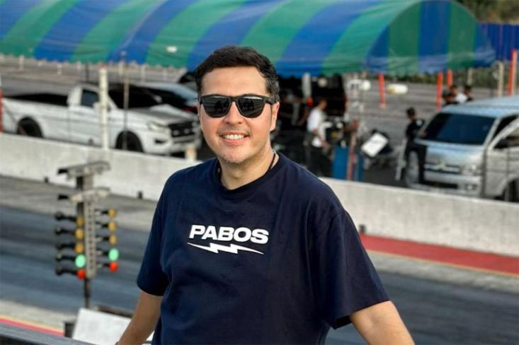 Pembalap rali Indonesia, Rifat Sungkar, membagikan sejumlah tips sederhana agar hemat konsumsi bahan bakar saat berkendara. Foto: Ist