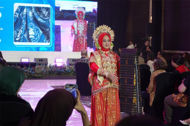 Hj. Nurlaela, salah satu juara SisBerdaya 2025. Lewat Cantika Sabbena, ia melahirkan brand kain khas Soppeng yang mempromosikan warisan budaya Bugis melalui motif tradisional yang khas. Foto: Ist
