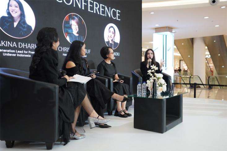 Hasil rambut Syifa Hadju (sedang berbicara/paling kanan) yang konsisten terlihat salon-quality tanpa ketergantungan pada heat styling berlebih. Foto: Ist