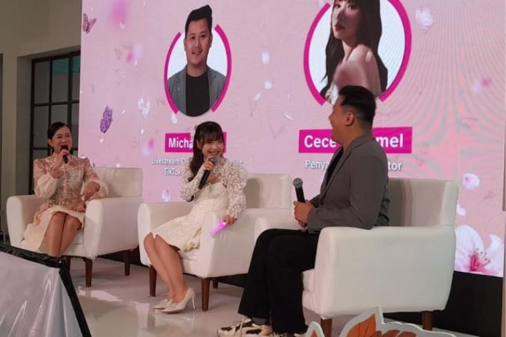 Ki-ka: MC, Cece Caramel, dan Michael Tan, Livestream Operations Manager, TikTok LIVE Indonesia. Foto: Novi
