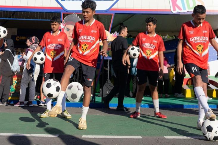 Lebih dari olahraga, sepakbola adalah medium yang relevan untuk menyebarkan nilai-nilai positif seperti semangat juang, sportivitas, dan team work. Foto: Ist