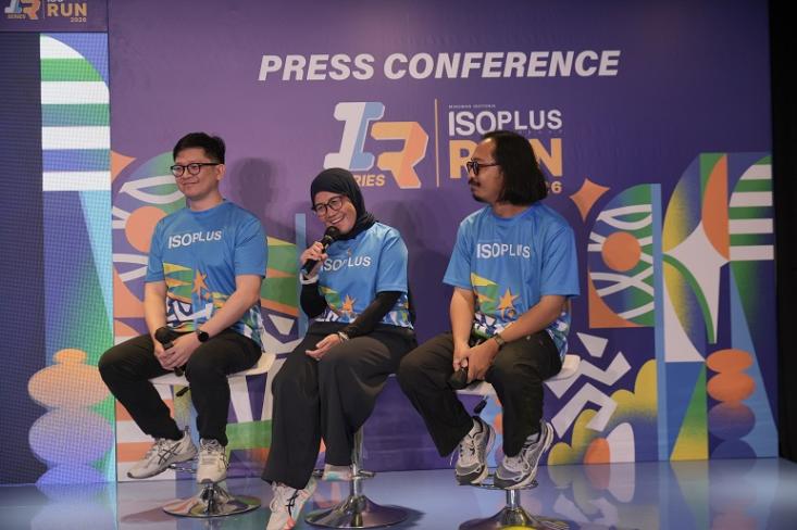 (ki-ka) Joshua Gunawan - Head of RTD Beverage WINGS Food, Safrita Aryana - Race Director ISOPLUS Run Series 2026, dan Popomangun - Visual Designer ISOPLUS Run Series 2026 dalam konferensi pers di Jakarta (14/4) Foto: ist