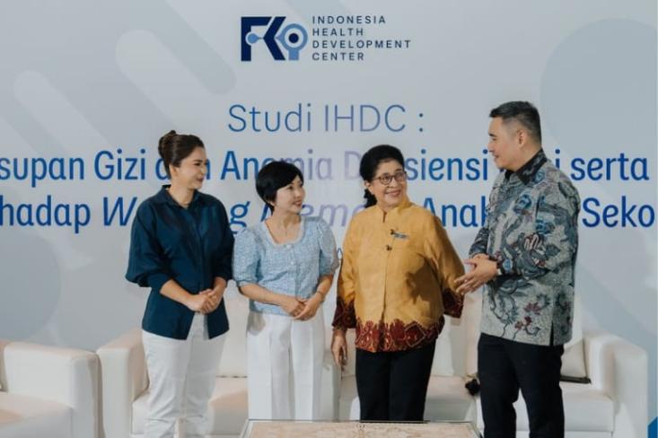 Ki-ka: Putri Titian, Dr. dr. Luciana B. Sutanto, MS, SpGK(K), Prof. Dr. dr. Nila Djuwita F. Moeloek, SpM(K), dan Dr. dr. Ray Wagiu Basrowi, MKK, FRSPH. Foto: Ist
