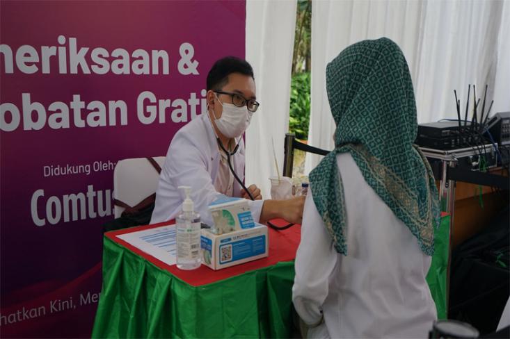 Combiphar menghadirkan penyuluhan dan pengobatan gratis yang didukung Comtusi guna mendorong penanganan batuk yang tepat. Foto: Ist