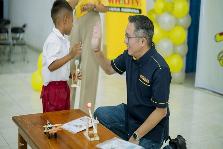 MR. D.I.Y. Indonesia luncurkan Menginspirasi Generasi Inovator untuk perluas akses STEM nasional, program pembelajaran ini salah satunya digelar di Sumba Timur, Nusa Tenggara Timur (Foto: Ist)