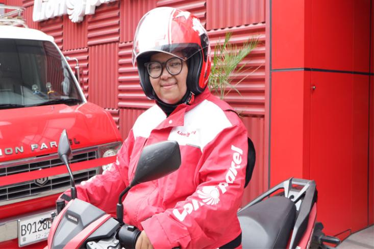 Sebagai kurir di Lion Parcel, Putri (24) terbiasa membelah kemacetan hingga masuk ke gang-gang sempit di bawah cuaca yang tak menentu. Foto: Ist