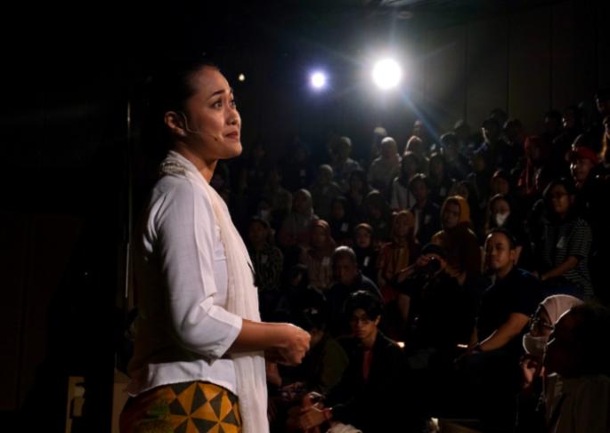Sukses bius penonton, Putri Ayudya perankan tiga generasi perempuan Jawa dalam pementasan Dapur Sumur Tutur di Galeri Indonesia Kaya, Sabtu, 25 April 2026 (Foto: Ist)