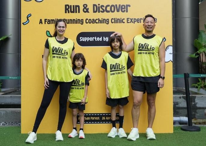 Ringgo Agus Rahman dan Sabai Dieter Morscheck bersama kedua anak mereka, Bjorka dan Mars, saat ditemui di acara Running Coaching Clinic yang berlangsung di Urban Forest Cipete, Minggu (Foto: Ist)
