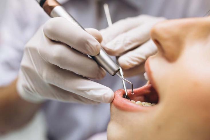 Kontrol rutin ke dokter gigi setiap 6 bulan sekali juga penting untuk memastikan kesehatan gigi dan mulut, sekaligus menjadi langkah awal deteksi adanya masalah pada rongga mulut (Foto : Freepik)