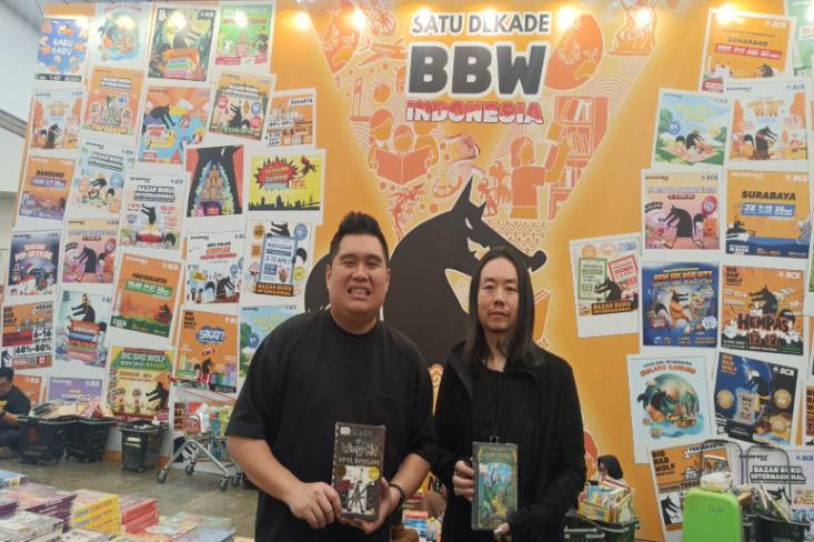 (ki-ka) Marthius Wandi Budianto, Country Director Big Bad Wolf Books Indonesia dan  Andrew Yap, Founder Big Bad Wolf Books di hari pertama pembukaan BBW Jakarta 2026 di ICE BSD City (Foto: Efa)