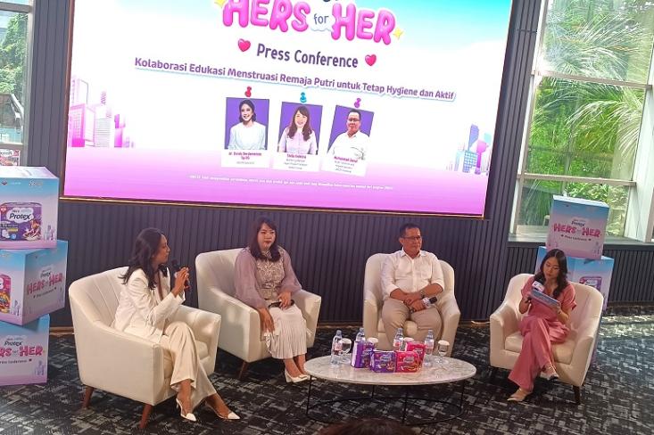 (ki-ka) dr. Dinda Damesha, Sp.OG, Stella Edelina, Marketing Manager Wings Group, dan Muhammad Zainal, Water Sanitation and Hygiene Specialist UNICEF Indonesia di acara Generasi Bersih Sehat Bersama Hers Protex di Jakarta (Foto: Ist)