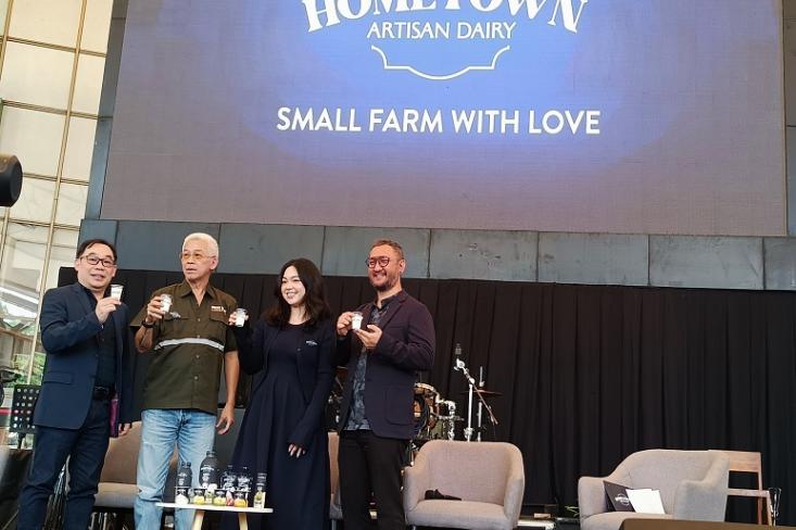 [ki-ka] Cindyanto Kristian, CEO of Sewu Segar Nusantara;  Yuliantoni Queen, GGL Business Unit Head; Natasha Johannes, Brand Director; Garth Wicaksono Simo Wibowo, Head of Direct to Consumer Hometown Artisan Dairy, pada prosesi milk toast  (Foto: Efa)