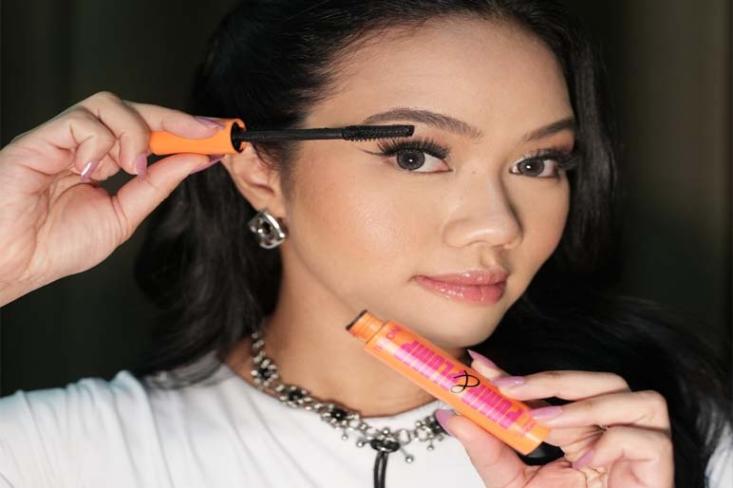 Dengan ketahanan hingga 24 jam, formula THE ONE Pump & Plump Waterproof Mascara, tidak mudah luntur maupun menggumpal, menjadikannya andalan untuk aktivitas sepanjang hari (Foto : Ist)