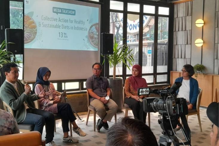 Ki-ka: Samuel Pablo Pareira (WWF Indonesia), Semi Kurniasih (Bappenas), Ahmad Arif (Wartawan Senior), Manik Nur Hidayati (Influencer Food and Environment), dan Nia Sarinastiti (Indonesia Gastronomy Community). Foto: Novi