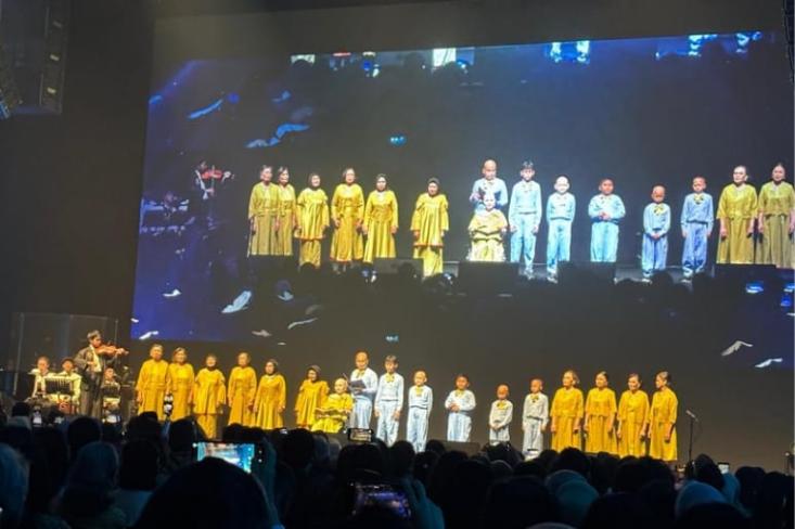 Anak-anak pejuang kanker asuhan Yayasan Kasih Anak Kanker Indonesia (YKAKI), berdiri tegak membuka babak pertama pergelaran amal mulia bertajuk GITA CITRA CITA. Foto: Novi