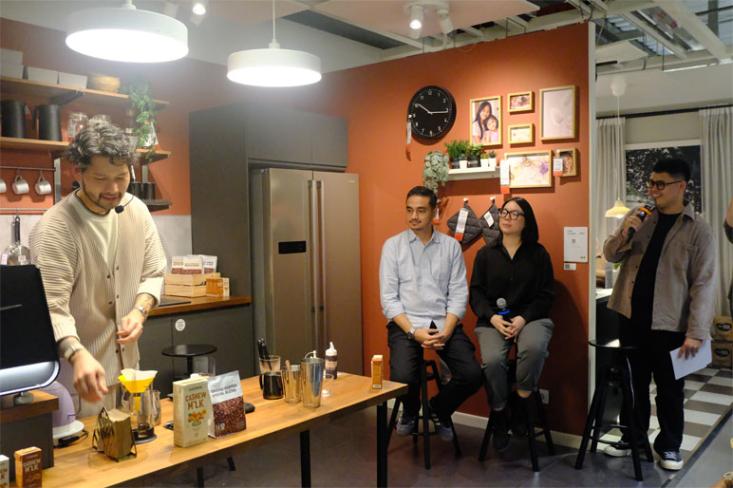 Mikael Jasin, World Barista Champion 2024 dan Brand Ambassador Arummi Cashew Milk, menunjukkan bagaimana pilihan bahan berperan dalam membentuk karakter rasa dalam secangkir kopi. Foto: Ist