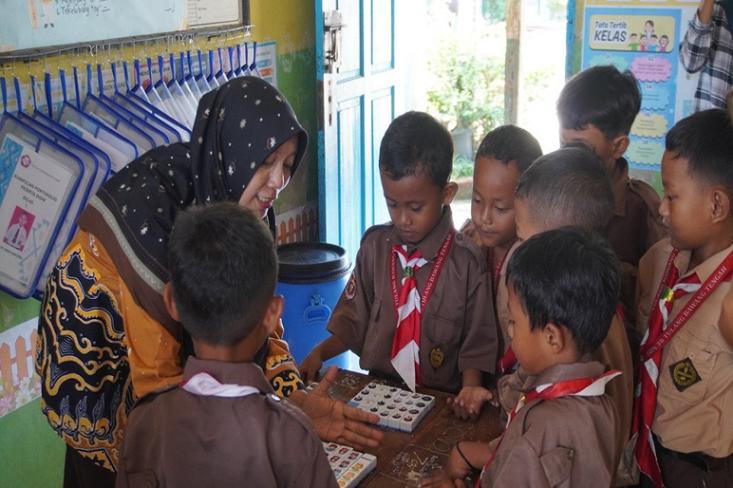 Program OREO Berbagi Seru hadir dengan edukasi dan alat pembelajaran seru untuk perkuat sosialisasi “Lima Pilar Pendidikan Karakter“ di Tulang Bawang Barat (Tubaba), Lampung (Foto: ist)